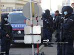 polisi-austria-berjaga-di-jalan-dekat-sebuah-masjid-di-wina.jpg