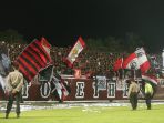 polisi-awasi-suporter-aksi-bali-united_20190522_105444.jpg