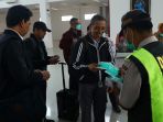 polisi-bagikan-masker-di-bandara-natuna_20200204_164016.jpg
