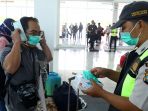 polisi-bagikan-masker-di-bandara-natuna_20200204_164120.jpg