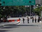 polisi-baku-tembak-dengan-teroris-di-sarinah-thamrin_20160115_161223.jpg