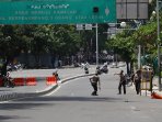 polisi-baku-tembak-dengan-teroris-di-sarinah-thamrin_20160115_161333.jpg