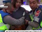 polisi-bantu-ibu-hamil-yang-akan-melahirkan-saat-terjebak-macet-di-kawasan-lembang.jpg