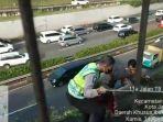 polisi-bantu-nenek-rubiyah-di-tebing-tol-jorr.jpg