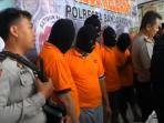 polisi-bekuk-jaringan-pengedar-sabu-antar-kabupaten_20150225_234141.jpg