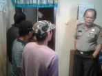 polisi-berada-di-lokasi-penemuan-mayat-gantung-diri-di-pintu_20171005_143547.jpg