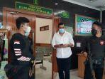 polisi-berjaga-di-depan-ruang-pengadilan-dengan-membawa-senjata-laras-panjang.jpg