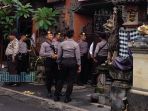 polisi-berjaga-di-depan-rumah-mang-jangol_20171211_100657.jpg