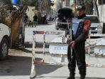 polisi-berjaga-di-luar-kantor-komisi-pemilihan-umum-provinsi-di-quetta.jpg
