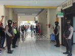 polisi-berjaga-di-rs-bhayangkara-polda-jatim-ledakan-di-pasuruan_20180706_101331.jpg