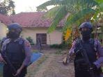 polisi-berjaga-di-sebuah-rumah-di-rajagaluh-majalengka.jpg