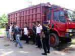 polisi-berjaga-di-truk-korban-penyenderaan.jpg