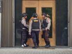 polisi-bersenjata-di-pintu-masuk-ruko-lantai-3-jalan-sei-deli-medan.jpg
