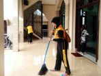 polisi-bersih-bersih-masjid_20170610_115840.jpg