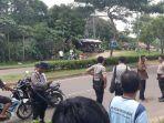 polisi-blokir-jalan-di-pagedangan-tangsel-usai-terjadi-pemukulan-terhadap-warga-oleh-bikers.jpg