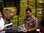 polisi-bongkar-peredaran-sepatu-nike-palsu_20160930_151502.jpg