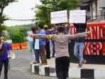 polisi-bubar-paksa-aksi-penolakan-rizieq-shihab-di-solo.jpg