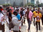 polisi-bubarkan-demo-otsus-papua-di-bundaran-hi_20201111_174546.jpg