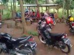 polisi-bubarkan-kerumunan-di-warung-kediri.jpg