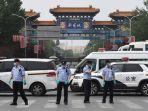 polisi-cina-menjaga-pintu-masuk-ke-pasar-xinfadi-yang-ditutup-di-beijing.jpg