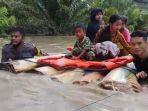 polisi-dan-anggota-bpbd-evakuasi-warga-pasangkayu-terjebak-banjir.jpg