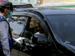 polisi-dan-dishub-periksa-pengendara-tidak-pake-masker_20200515_133844.jpg