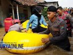 polisi-dan-petugas-bpbd-mengevakuasi-warga-mengguanakan-perahu-karet_20180222_213902.jpg