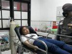 polisi-dan-warga-saat-mencoba-menolong-perempuan-dalam-kondisi-pingsan-ditemukan.jpg