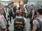 polisi-dari-satuan-shabara-polres-mimika-ketika-menghitung-anak-panah.jpg