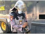 polisi-di-kendari-terkena-kotoran-saat-mengamankan-demo.jpg