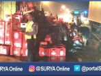 polisi-dibantu-warga-membersihkan-botol-bir-yang-tumpah-memenuhi-jalan_20170306_230955.jpg