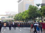 polisi-dilempari-batu-dan-botol-oleh-massa-demo-di-bawaslu-usai-hasil-pilpres-2019.jpg