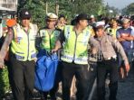 polisi-evakuasi-jasad-korban-tertabrak-kereta-api_20180707_115459.jpg