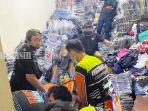 polisi-evakuasi-jasad-pasangan-suami-istri-dan-anaknya-di-banjarmasin.jpg