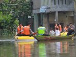 polisi-evakuasi-korban-banjir-kampung-cieunteung_20160225_173239.jpg