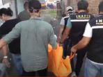 polisi-evakuasi-korban-yang-diduga-dibunuh.jpg