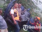 polisi-evakuasi-mobil-masuk-jurang.jpg