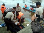 polisi-evakuasi-pria-mengapung-di-sungai-siak_20160212_091334.jpg