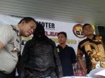 polisi-gadungan-yang-diringkus-jajaran-polrestro-tangerang_20180209_200457.jpg