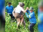 polisi-gendong-perempuan-korban-kecelakaan888.jpg