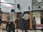 polisi-giring-keluarga-gus-nur-nih3.jpg