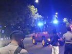 polisi-halau-massa-di-plaza-manahan-solo.jpg
