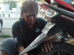 polisi-jadi-tukang-tambal-ban_20160525_223847.jpg