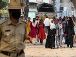 polisi-jaga-ketat-sekolah-di-india-di-tengah-larangan-jilbab_20220217_083325.jpg