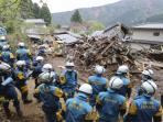 polisi-jepang-bantu-gempa_20160416_211102.jpg
