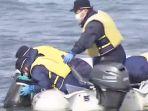 polisi-jepang-cari-korban-gempa-dan-tsunami-di-iwate.jpg