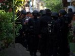 polisi-kembali-ciduk-teroris-di-surabaya_20160609_235543.jpg