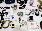 polisi-kumpulkan-barang-korban-tewas-tragedi-halloween-itaewon_20221102_075104.jpg