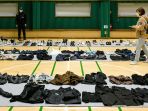 polisi-kumpulkan-barang-korban-tewas-tragedi-halloween-itaewon_20221102_075259.jpg