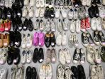 polisi-kumpulkan-barang-korban-tewas-tragedi-halloween-itaewon_20221102_075903.jpg